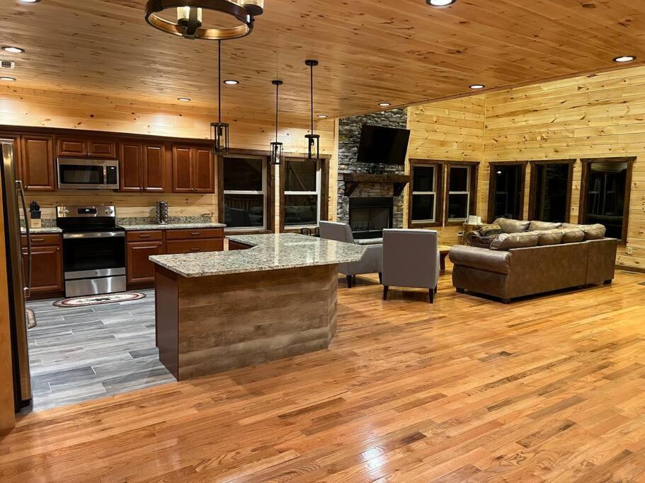 * * 4 Master Bedrooms, Views, Theater, Arcade, Evc Gatlinburg Εξωτερικό φωτογραφία